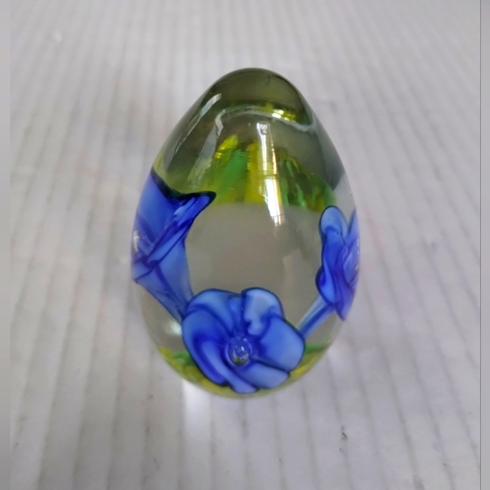 VTG Blue Flowers & Green Glass Egg Shaped Paperweight Made In Murano Glass Italy